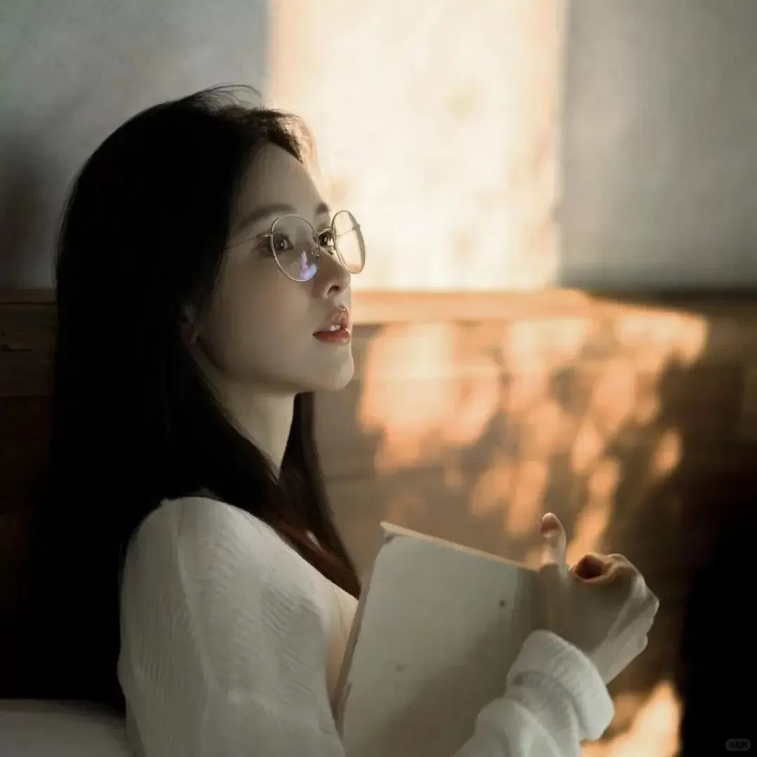 高知感超重的书卷气美女！ 📖_1_头像收藏家_来自小红书网页版.jpg